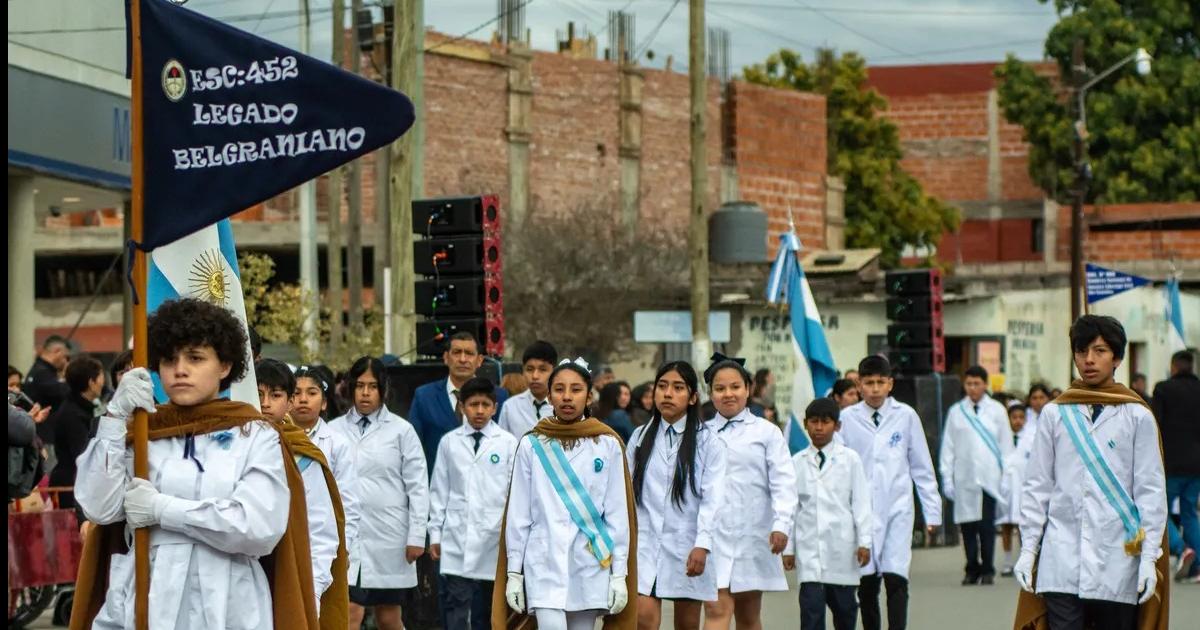 Masivo desfile por el EacutexodoJujentildeo en avenida Forestal