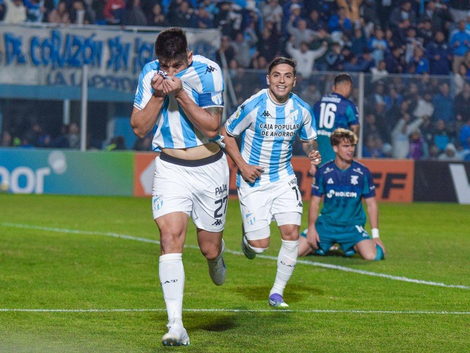 Atleacutetico Tucumaacuten goleoacute a Talleres