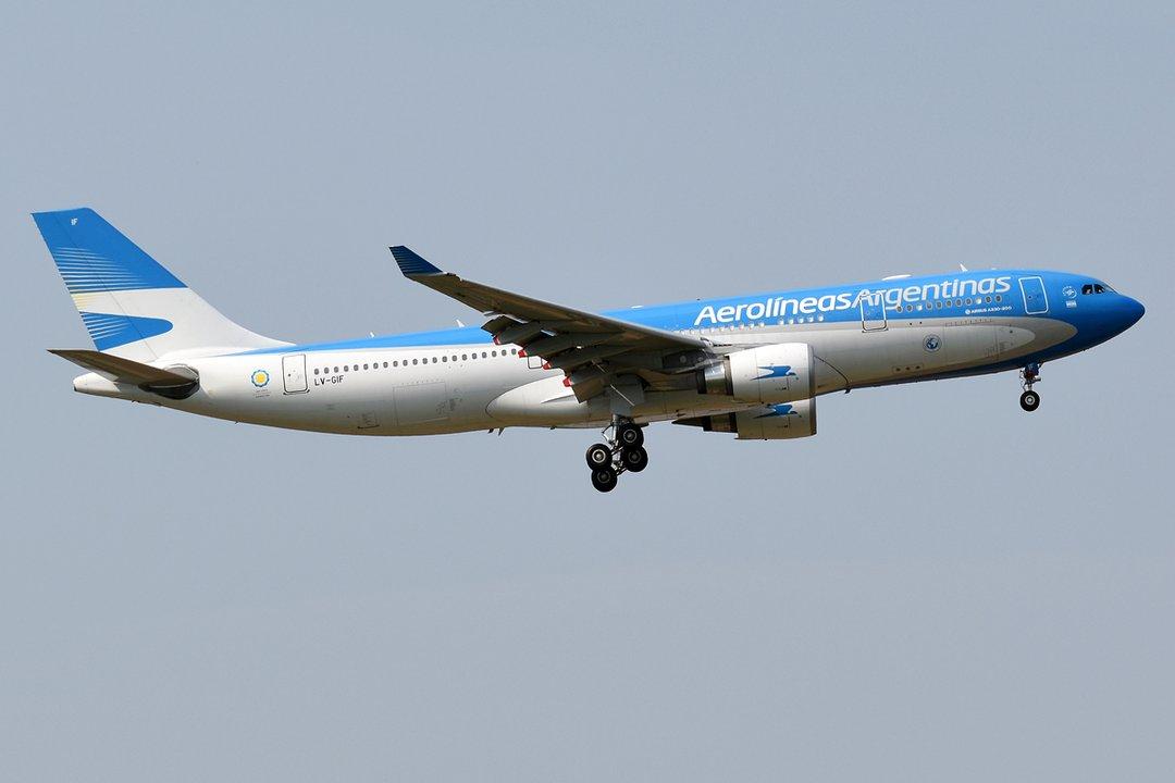 Aeroliacuteneas Argentinas cancelaraacute este domingo 46 vuelos por el paro de los Controladores aeacutereos
