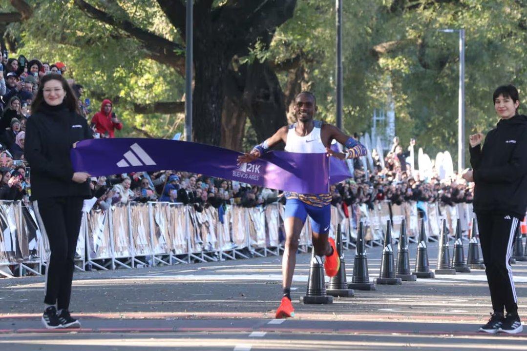 El ugandeacutes Jacob Kiplimo ganoacute la media Maratoacuten de Buenos Aires