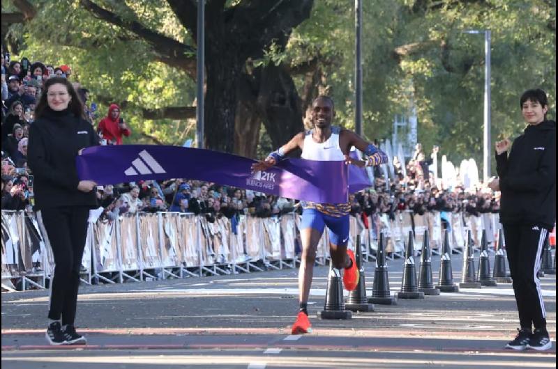 El ugandeacutes Jacob Kiplimo ganoacute la media Maratoacuten de Buenos Aires