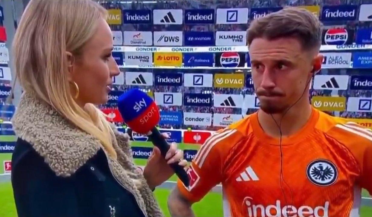 Un blooper insoacutelito- periodista felicitoacute al capitaacuten del Werder Bremen que acababa de perder por 4 a 1