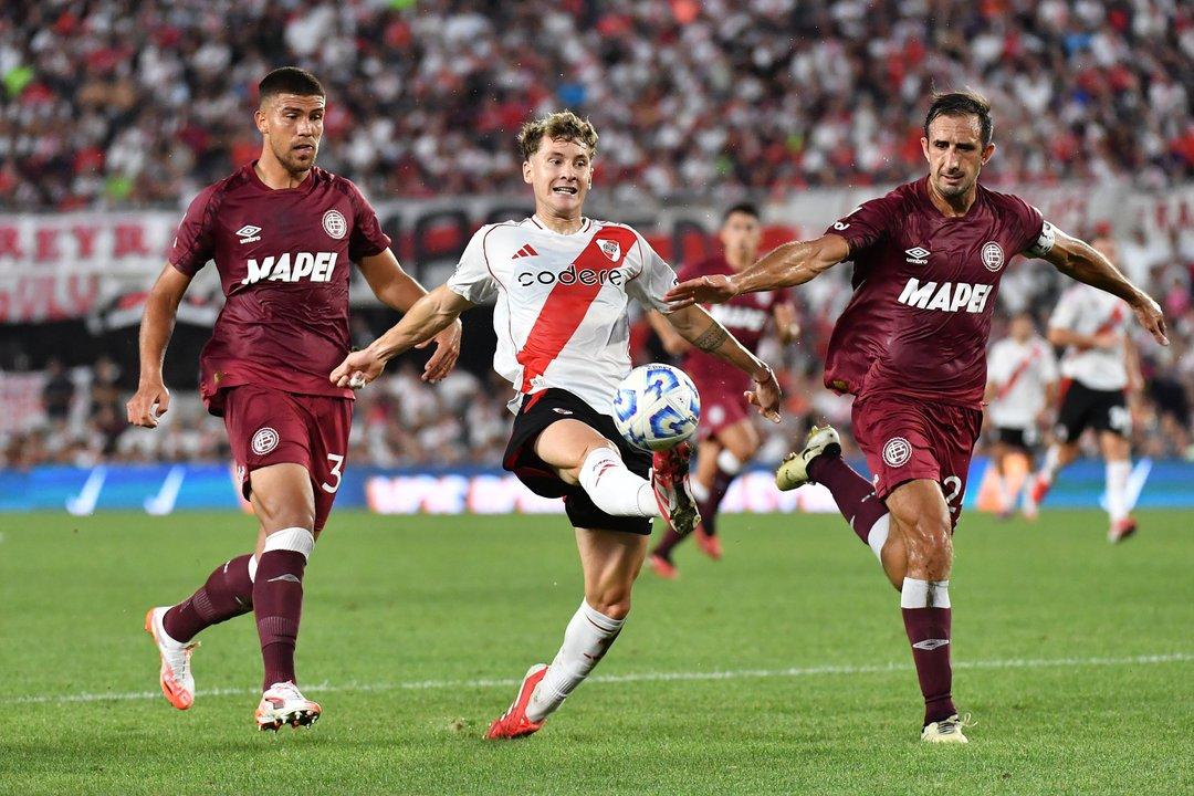 Coacutemo ver en vivo Lanuacutes vs River- horario y formaciones