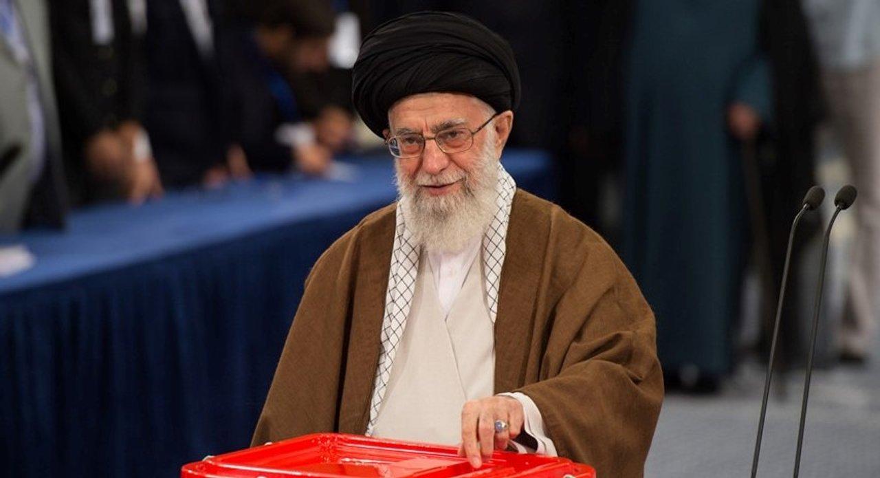 Liacuteder supremo iraniacute dijo que Estados Unidos busca obediencia y rechazoacute conversaciones directas con Washington