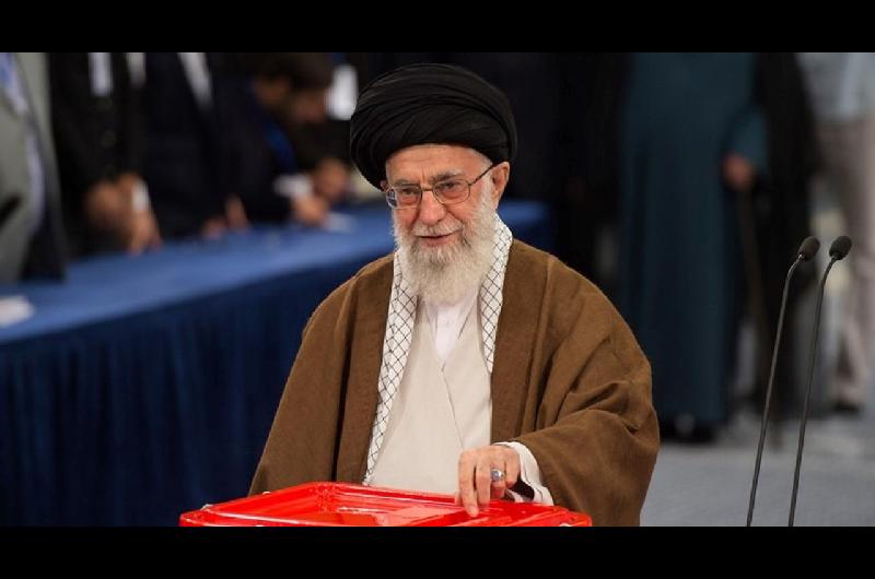 Liacuteder supremo iraniacute dijo que Estados Unidos busca obediencia y rechazoacute conversaciones directas con Washington