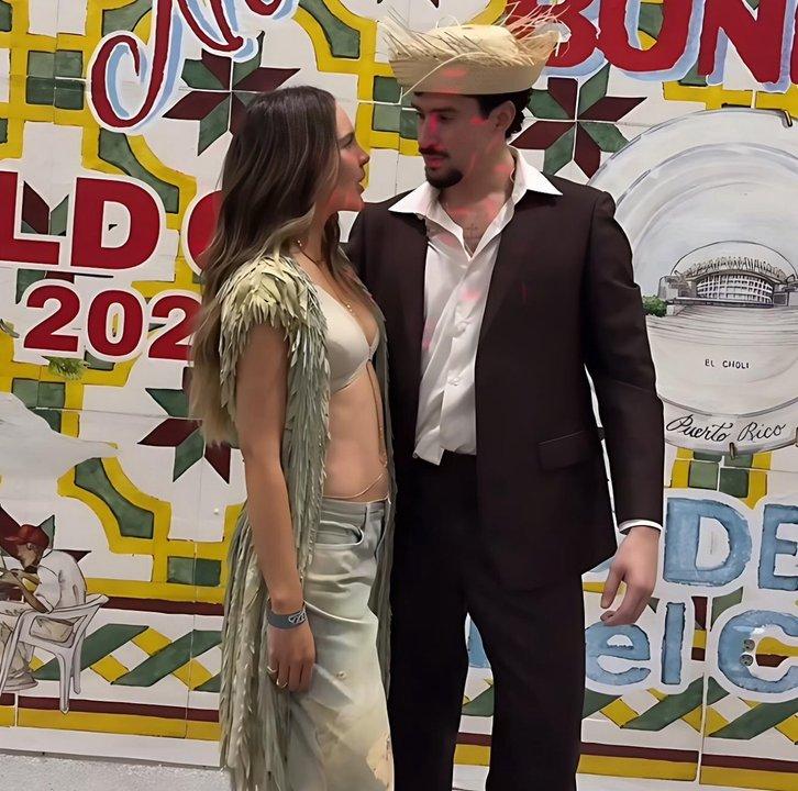 Bad Bunny y Belinda protagonizaron un sensual baile en el escenario 