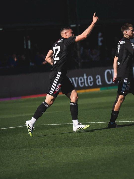 Riestra goleoacute a Sarmiento y se impuso con autoridad en el Bajo Flores