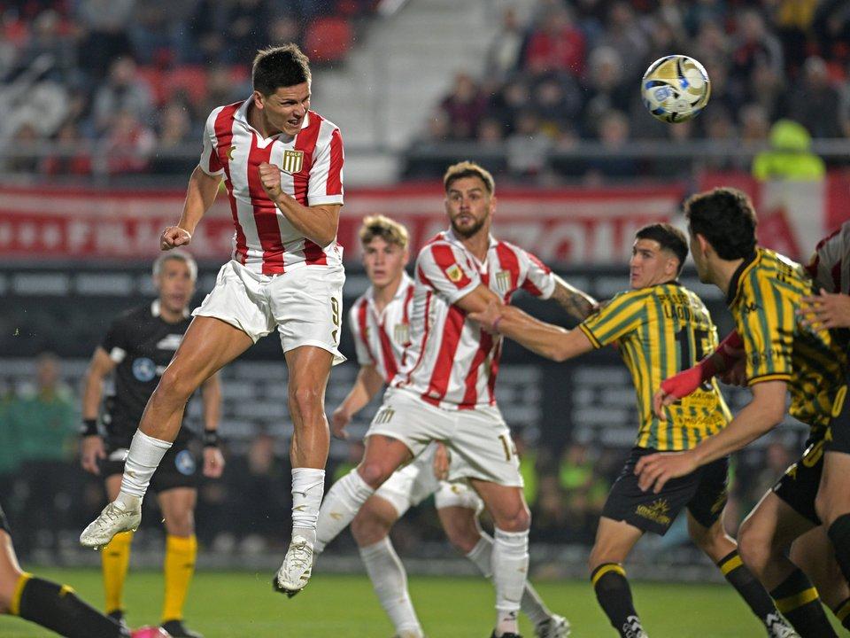 Estudiantes le ganoacute a Aldosivi y es el nuevo liacuteder de la zona A del Torneo Clausura