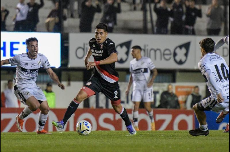 San Martiacuten de Tucumaacuten no pudo pasar del empate sin goles en su visita a All Boys