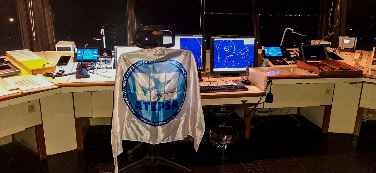 Maacutes de 15 mil passajeros afectados por el nuevo paro de controladores aeacutereos