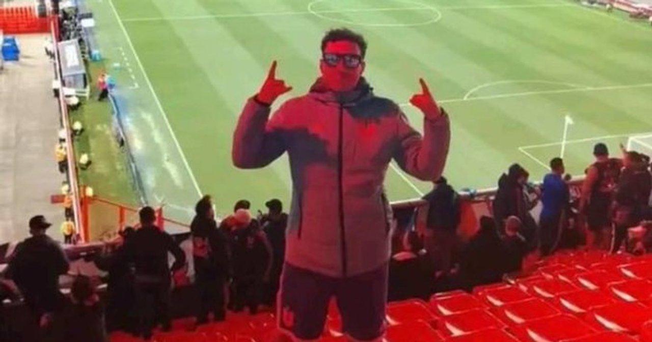 El hincha de la U de Chile que cayoacute al vaciacuteo desde la tribuna de Independiente rompioacute el silencio 