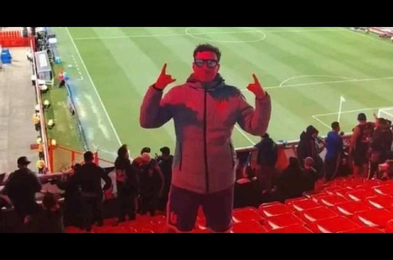 El hincha de la U de Chile que cayoacute al vaciacuteo desde la tribuna de Independiente rompioacute el silencio 