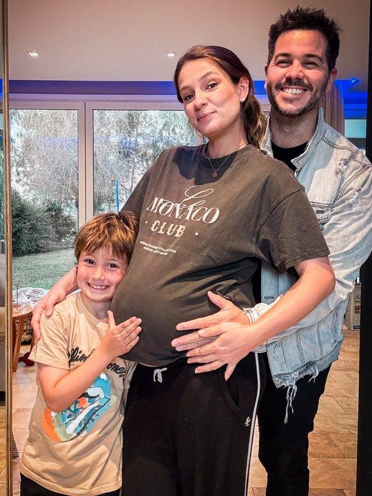 Nicolaacutes Magaldi y Betiana Wolenberg se convirtieron en padres de una nintildea- las imaacutegenes
