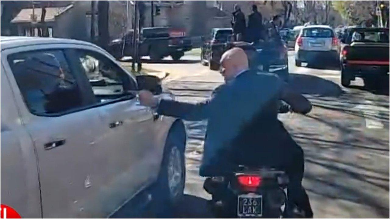 Le tiraron piedrazos a la caravana de Javier Milei en Lomas de Zamora y Joseacute Luis Espert se escapoacute en moto