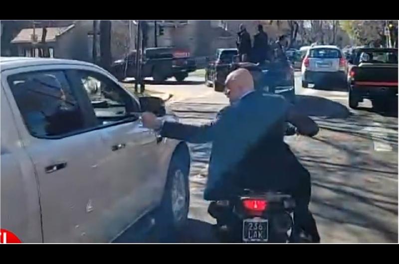 Le tiraron piedrazos a la caravana de Javier Milei en Lomas de Zamora y Joseacute Luis Espert se escapoacute en moto