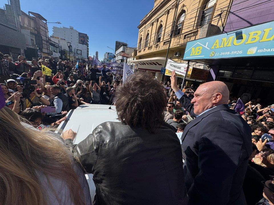 Tras los piedrazos en Lomas Milei apuntoacute a los kukas carentes de ideas y llamoacute a votar en su contra