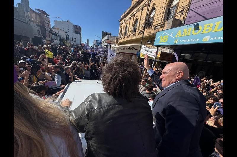 Tras los piedrazos en Lomas Milei apuntoacute a los kukas carentes de ideas y llamoacute a votar en su contra