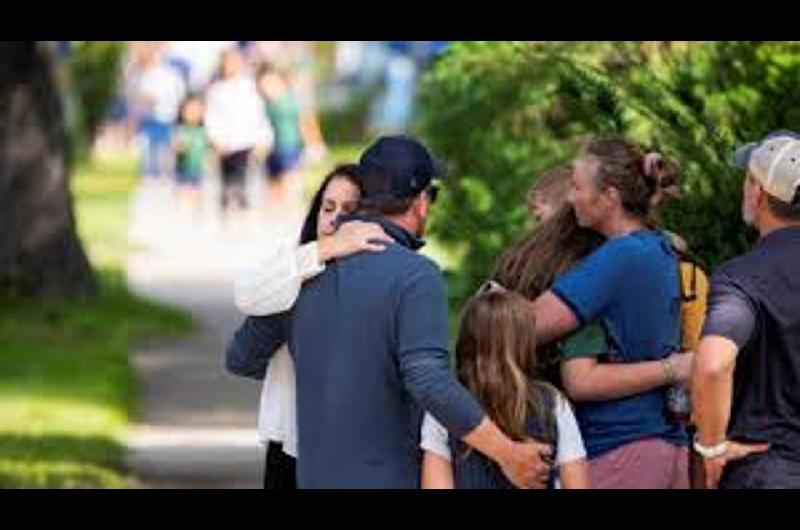 Dos nintildeos muertos y 17 heridos tras un tiroteo en una escuela de Minneapolis