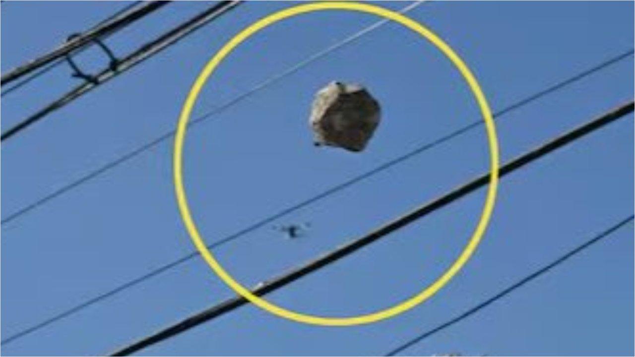 La foto del piedrazo a la caravana de Milei y la dura reaccioacuten de Adorni- Podriacutean haber matado a cualquiera