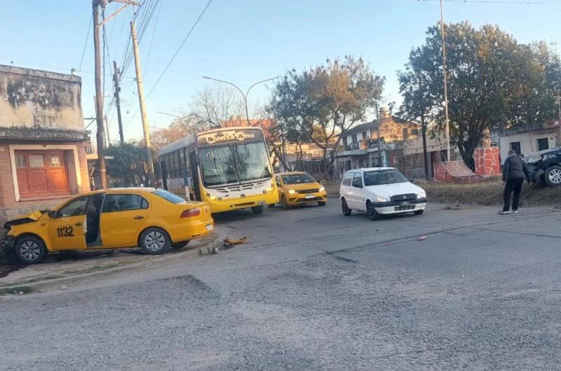 Violento choque en San Pedrito- taxi terminoacute impactando contra una pared