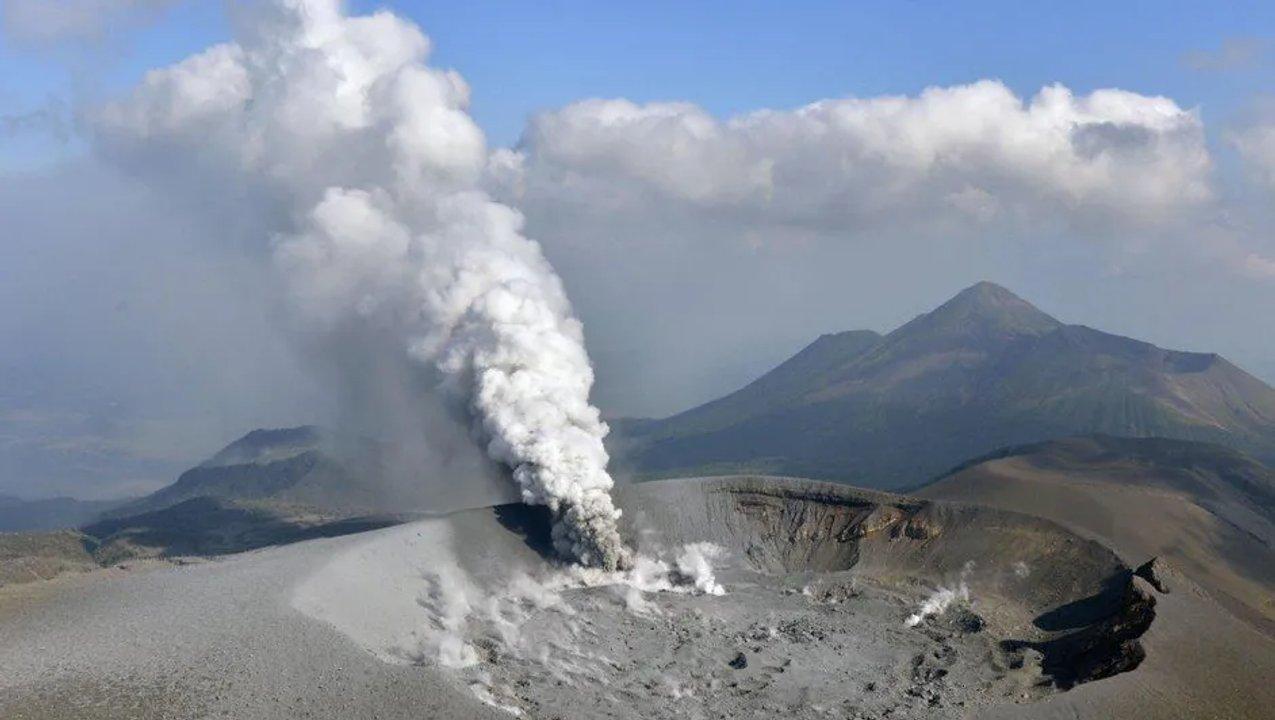 Un volcaacuten en el suroeste de Japoacuten entroacute en erupcioacuten