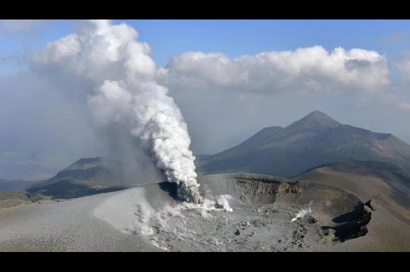 Un volcaacuten en el suroeste de Japoacuten entroacute en erupcioacuten