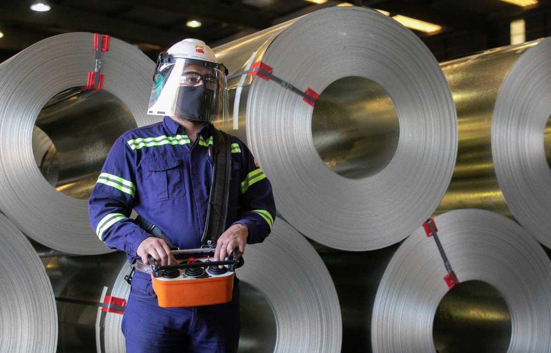 Mejoroacute la produccioacuten de acero en julio