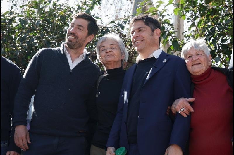 De campantildea en Mercedes Axel Kicillof convocoacute a los jubilados a frenar a Milei en las urnas