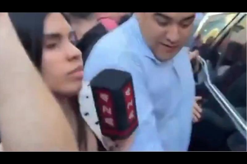 Agresioacuten a un moacutevil de A24 en Corrientes- denuncian a la custodia de Karina Milei y a militantes de LLA