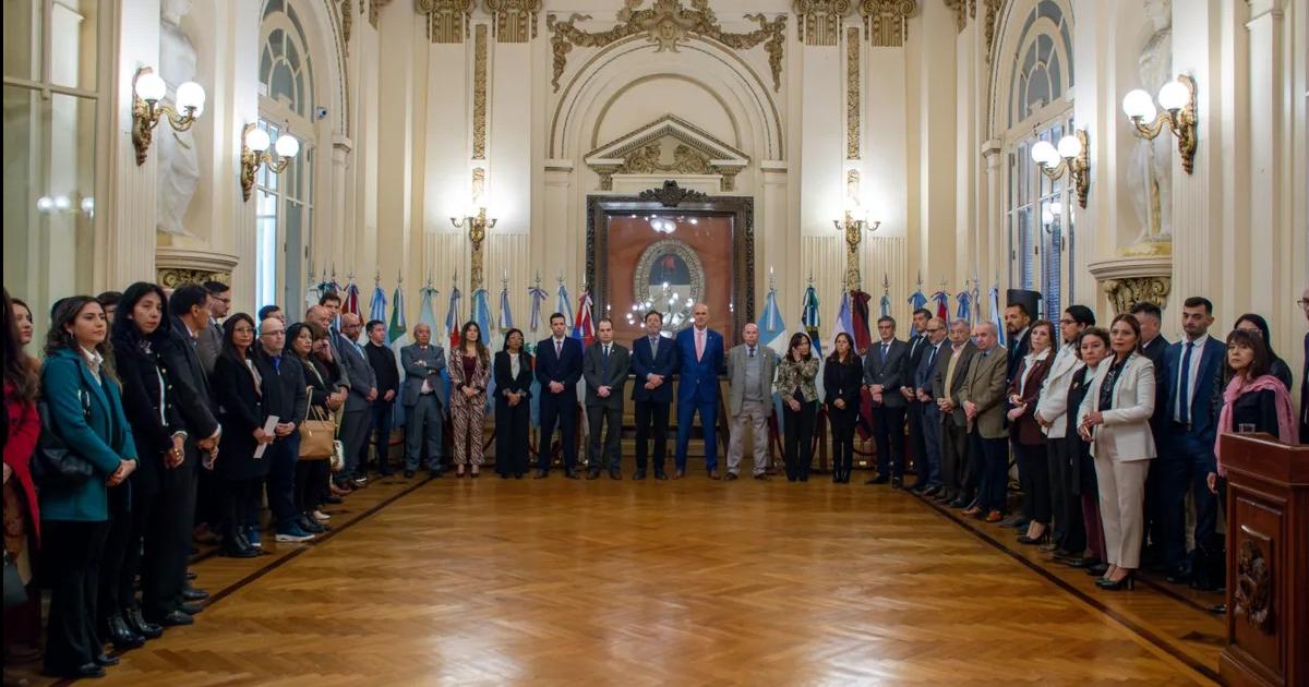 En su celebracioacuten abogados depositaron una ofrenda floral en Saloacuten de la Bandera 