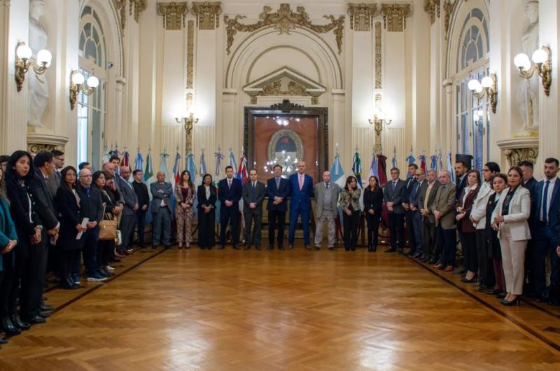 En su celebracioacuten abogados depositaron una ofrenda floral en Saloacuten de la Bandera 