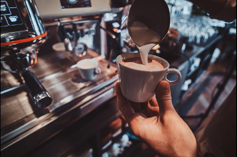 Una de las cafeteriacuteas maacutes famosas cierra un centenar de locales para reinventarse