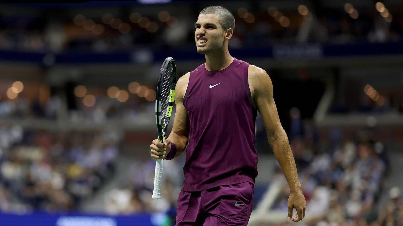Alcaraz aplastoacute a su rival pero una molestia encendioacute las alarmas en el US Open