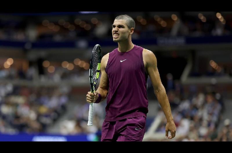 Alcaraz aplastoacute a su rival pero una molestia encendioacute las alarmas en el US Open