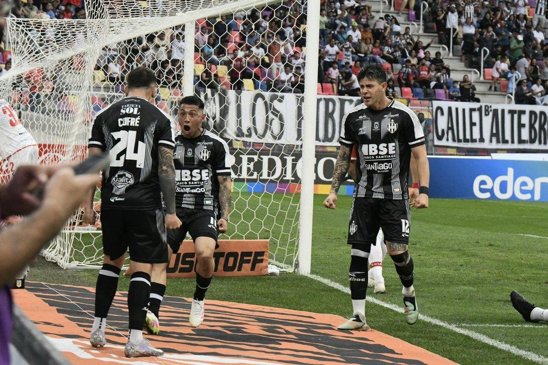 Central Coacuterdoba pegoacute de entrada y consiguioacute un triunfazo por 2-0 ante Estudiantes de La Plata