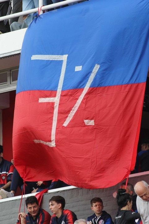 Hinchas de San Lorenzo colgaron una bandera con el 3-en-porciento- en el claacutesico ante Huracaacuten por los audios de Spagnuolo