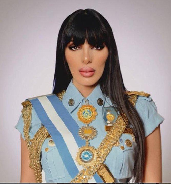 Cristina Kirchner recibioacute la ldquoSanta Bendicioacutenrdquo de Jazmiacuten La Cuerpo frente a su casa en Constitucioacuten