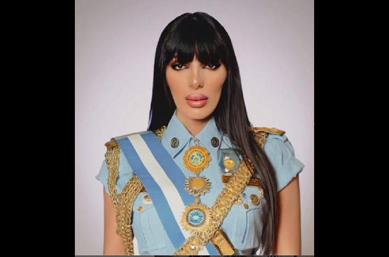 Cristina Kirchner recibioacute la ldquoSanta Bendicioacutenrdquo de Jazmiacuten La Cuerpo frente a su casa en Constitucioacuten
