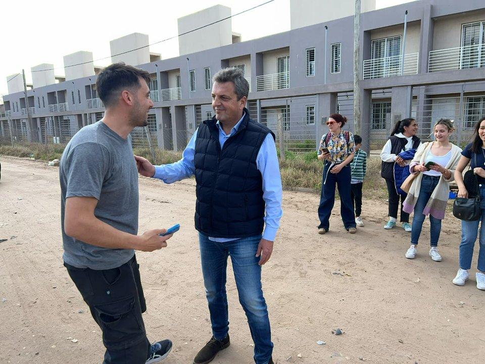 Sergio Massa se metioacute de lleno en el final la campantildea bonaerense y llamoacute a votar por Fuerza Patria 