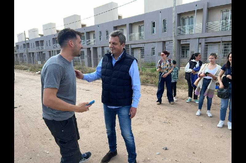 Sergio Massa se metioacute de lleno en el final la campantildea bonaerense y llamoacute a votar por Fuerza Patria 