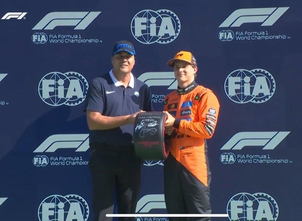iquestQuieacuten es el argentino que le entregoacute el premio a la pole a Piastri