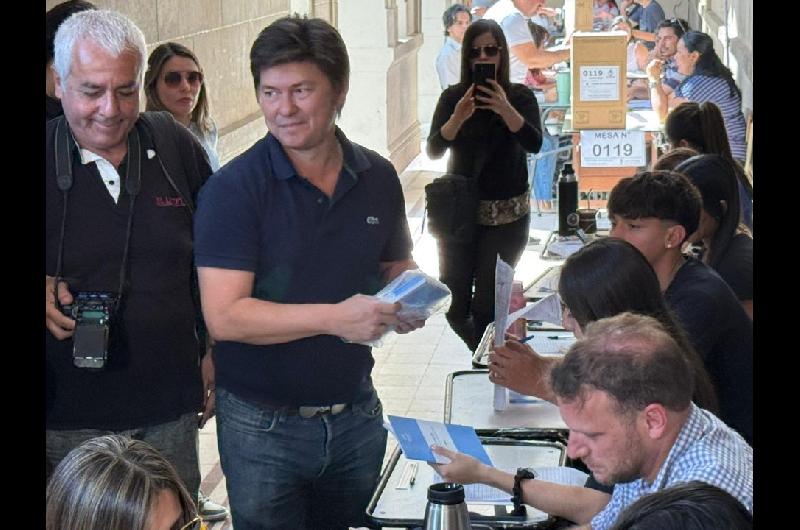 Corrientes- votoacute Lisandro Almiroacuten y denuncioacute falta de transparencia en el sistema electoral provincial