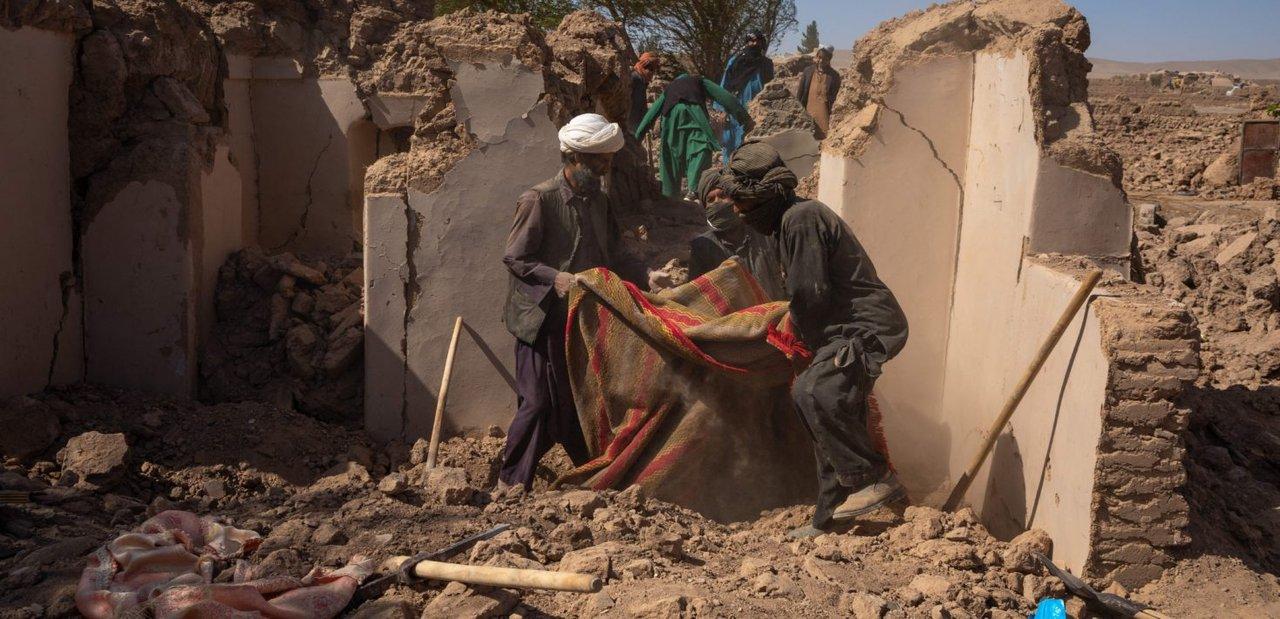 Terremoto en Afganistaacuten- al menos 622 muertos y 1555 heridos