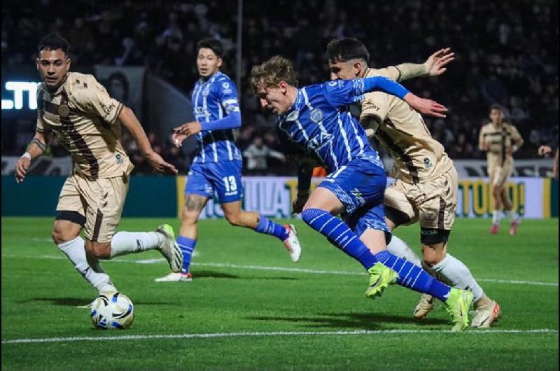 Con diez jugadores Godoy Cruz vencioacute a Platense y se alejoacute del fondo de la tabla 