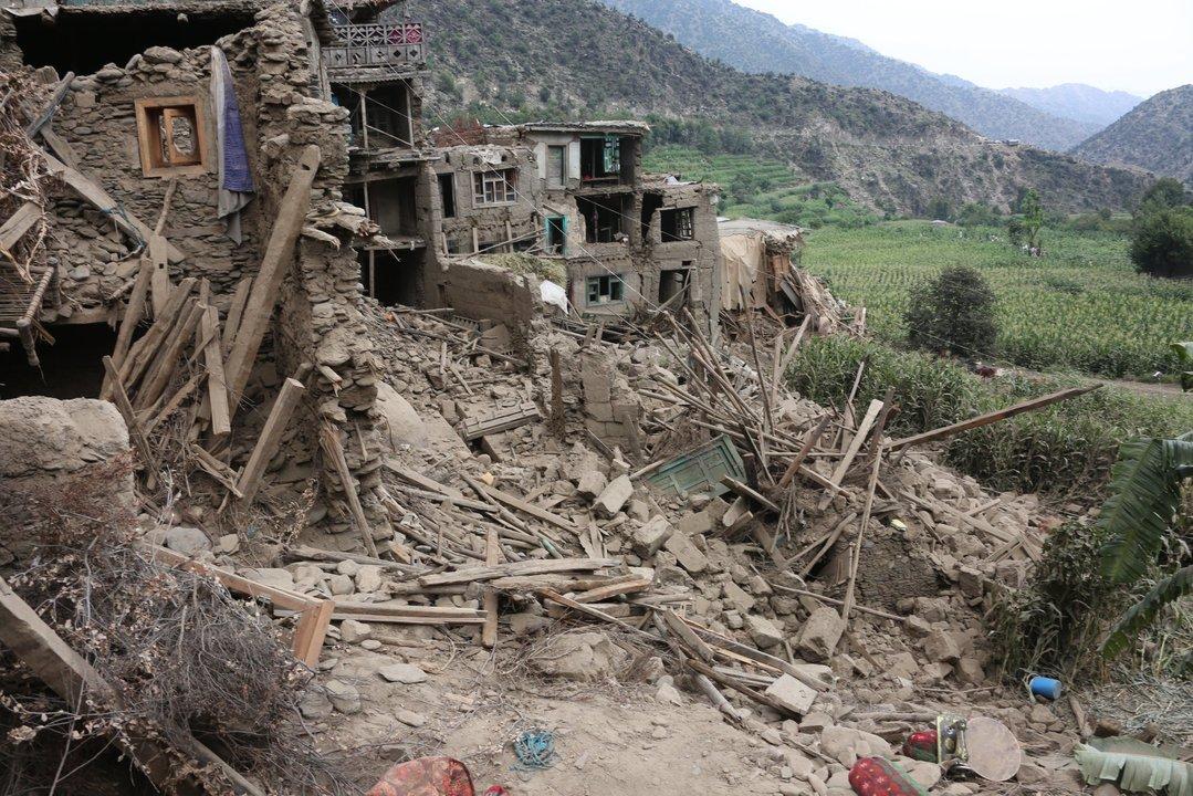 Ascienden a maacutes de 1100 los muertos por el terremoto en Afganistaacuten