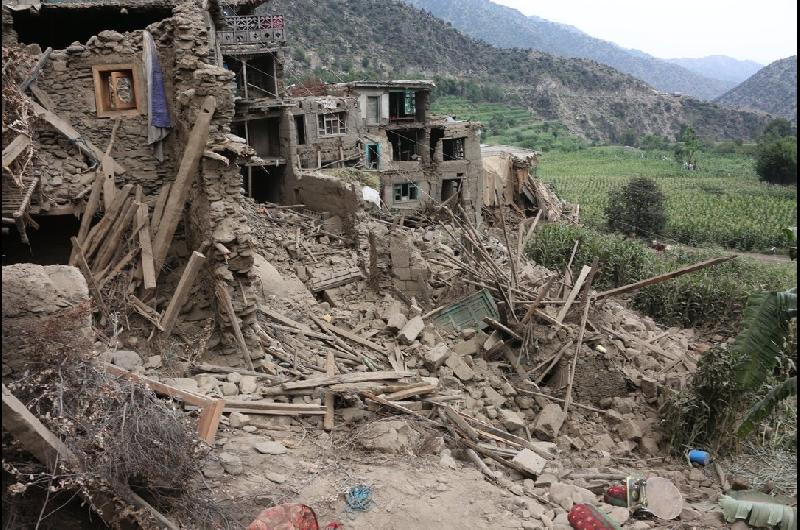 Ascienden a maacutes de 1100 los muertos por el terremoto en Afganistaacuten