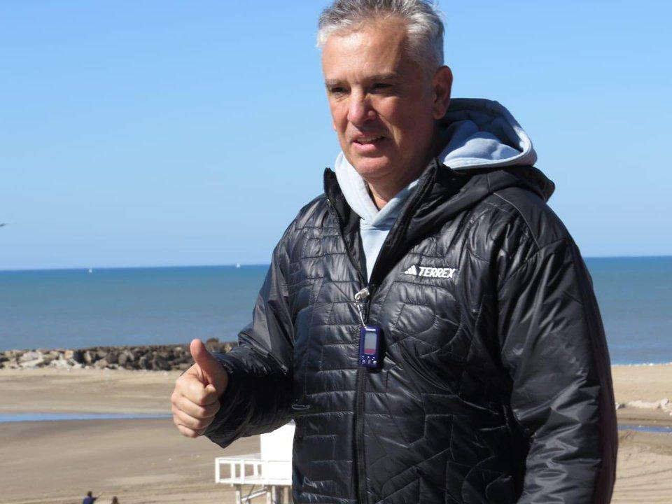 La eacutepica campantildea de un candidato en Mar del Plata- se propuso caminar 404 km y duerme en casa de vecinos
