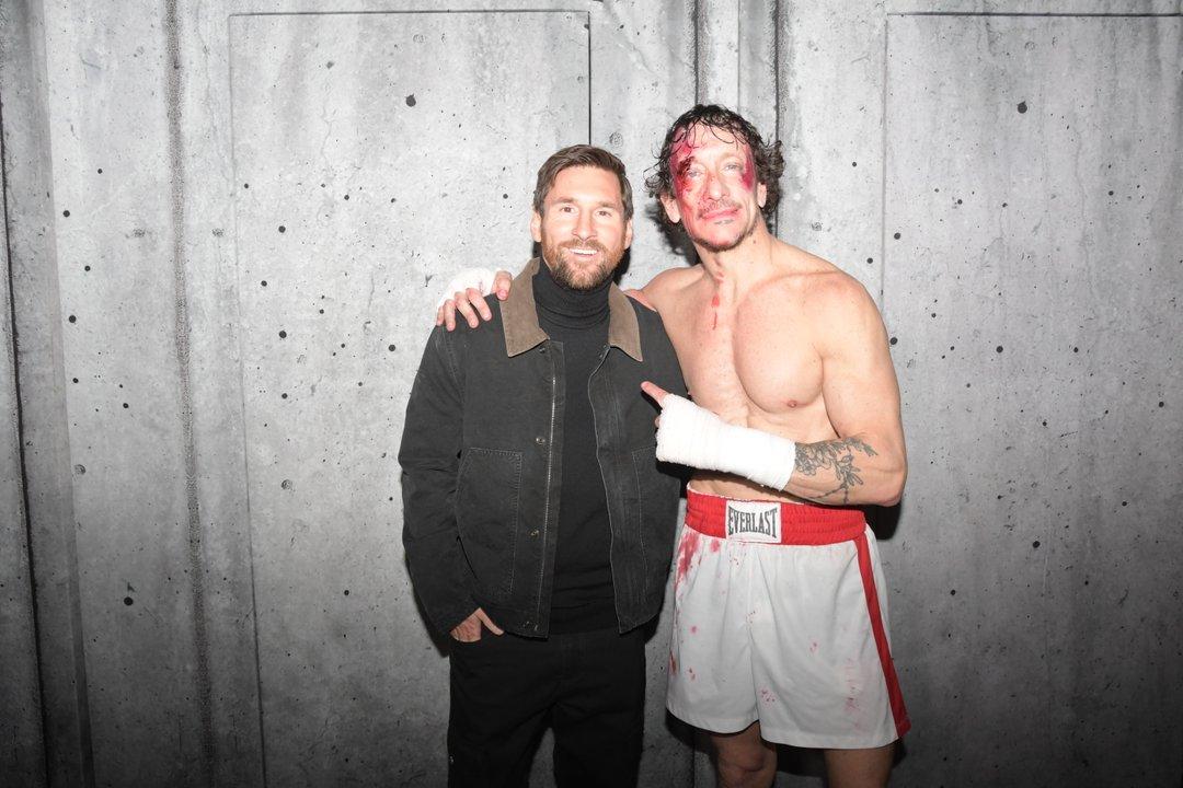 Fotos y videos- Lionel Messi fue a ver Rocky la obra de su gran amigo Nicolaacutes Vaacutezquez