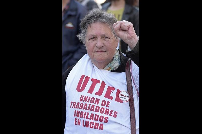 Previo a la marcha de los mieacutercoles los jubilados realizaron una conferencia en la puerta del PAMI