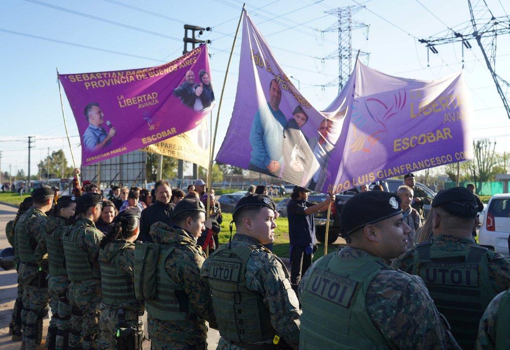 Escaacutendalo en el acto de Milei- ingresoacute una patota de encapuchados sin requisa ni control